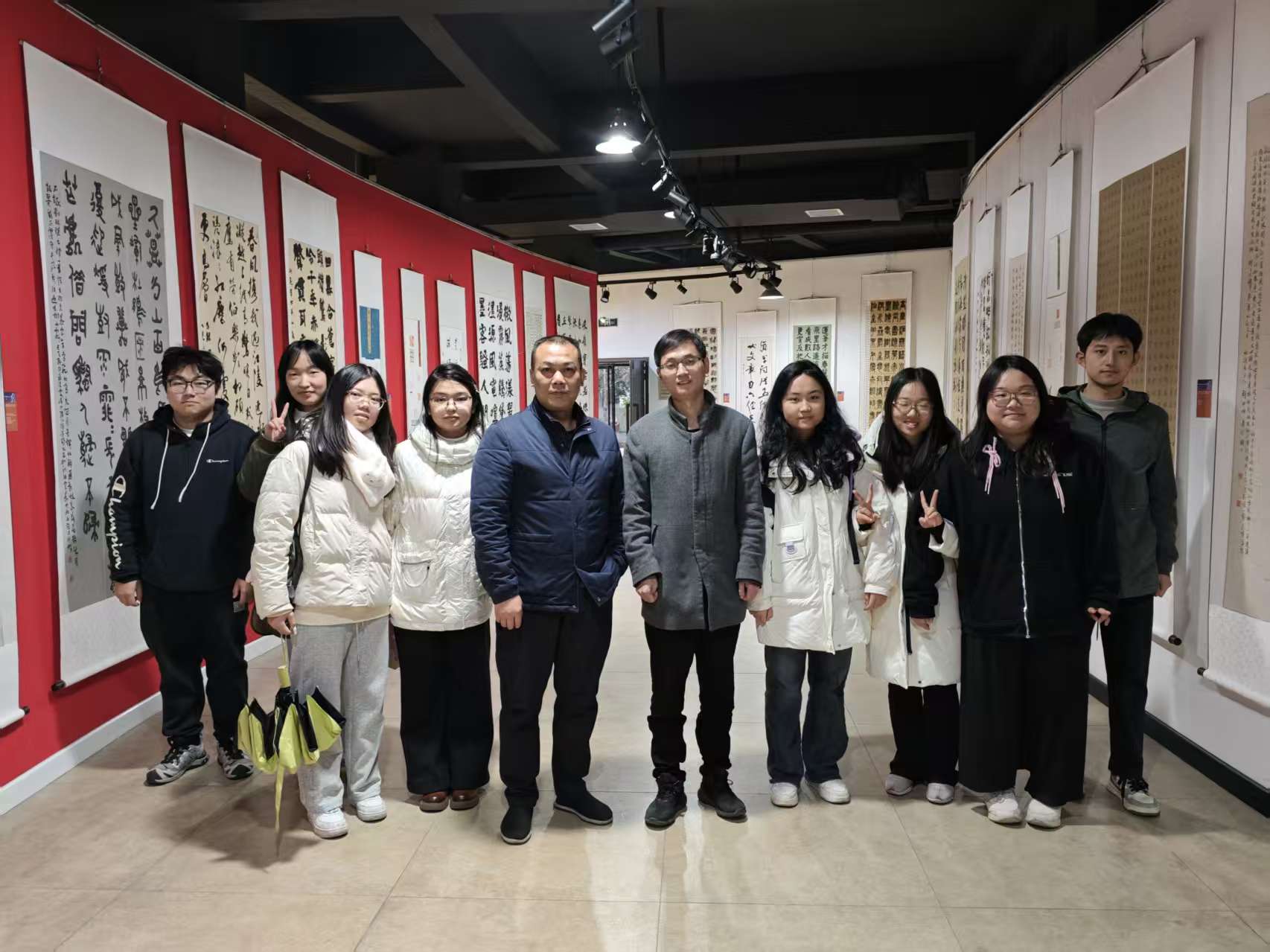 参观“艺路繁花”湘西文艺五年成果展——“从文班”课外美育实践之二